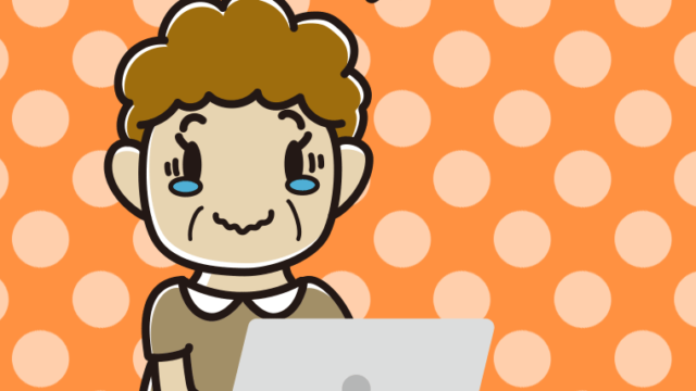 パソコン使用中にジーンとするおばさんのイラスト【色、背景あり】PNG