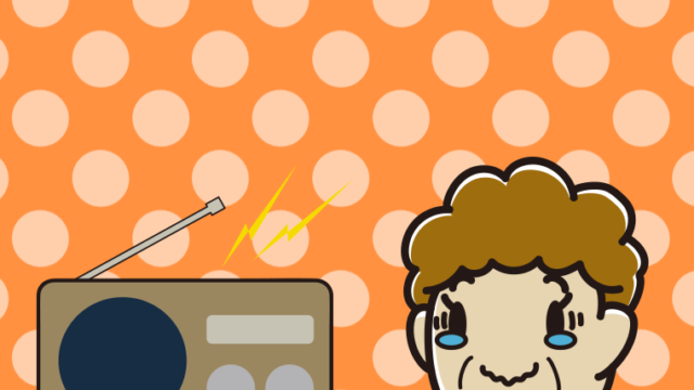 ラジオを聴いて感動するおばさんのイラスト【色、背景あり】PNG