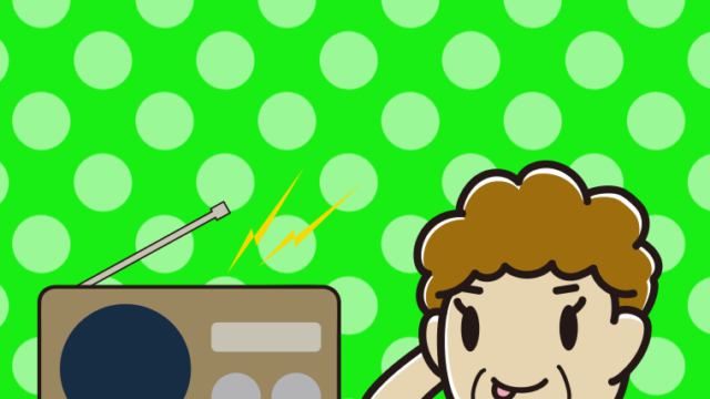 ラジオを聴いてテヘヘなおばさんのイラスト【色、背景あり】PNG