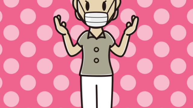 マスクをして話す年配女性会社員（クールビズ）のイラスト【色、背景あり】PNG