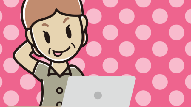 パソコン使用中にテヘヘな年配女性会社員（クールビズ）のイラスト【色、背景あり】PNG