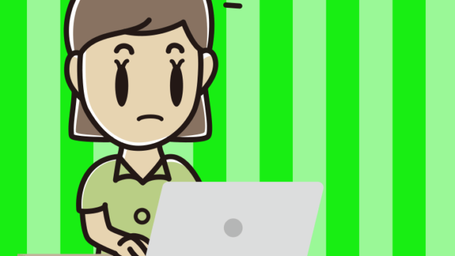 パソコン使用中に気が付く女性会社員（クールビズ）のイラスト【色、背景あり】PNG