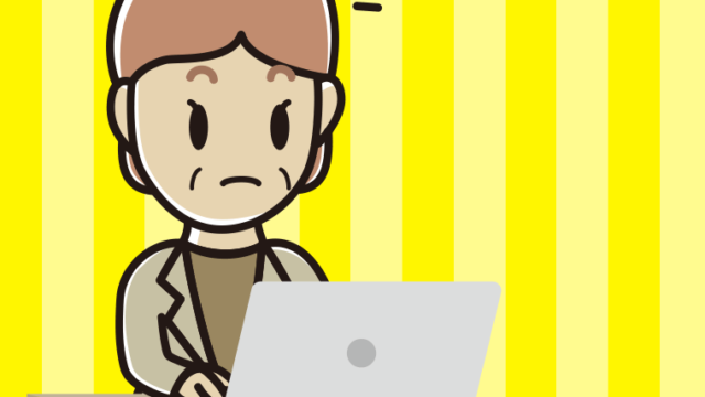 パソコン使用中に気が付く年配女性会社員（カジュアル）のイラスト【色、背景あり】PNG