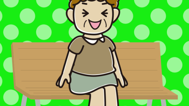 ベンチで笑うおばさんのイラスト【色、背景あり】PNG