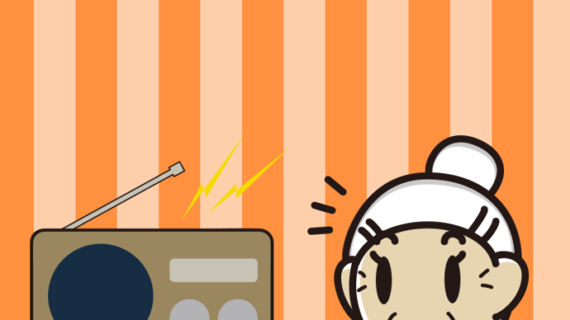 ラジオを聴いて気付くおばあさんのイラスト【色、背景あり】PNG