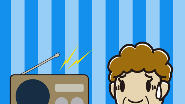 ラジオを聴いて苦笑いするおばさんのイラスト【色、背景あり】PNG