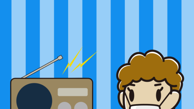 マスクをしてラジオを聴くおばさんのイラスト【色、背景あり】PNG