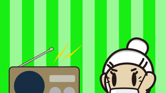 マスクをしてラジオを聴くおばあさんのイラスト【色、背景あり】PNG