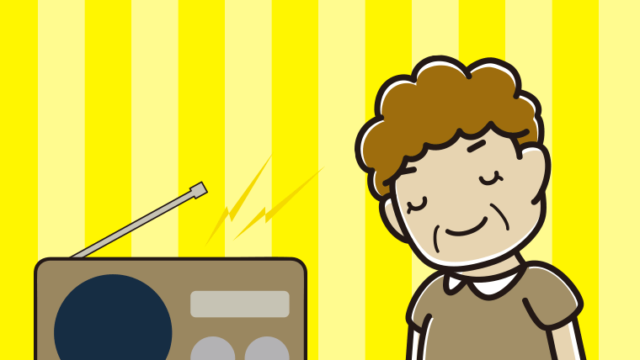 ラジオにお辞儀するおばさんのイラスト【色、背景あり】PNG