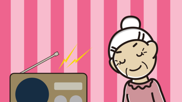 ラジオにお辞儀するおばあさんのイラスト【色、背景あり】PNG