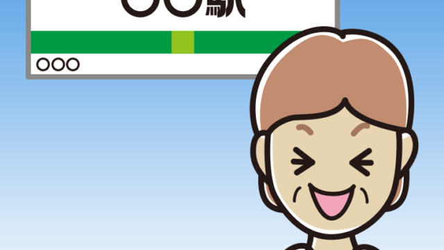 駅のホームで笑う年配女性会社員（クールビズ）のイラスト【色、背景あり】PNG