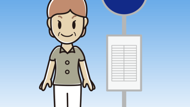 バス停で待つ年配女性会社員（クールビズ）のイラスト【色、背景あり】PNG