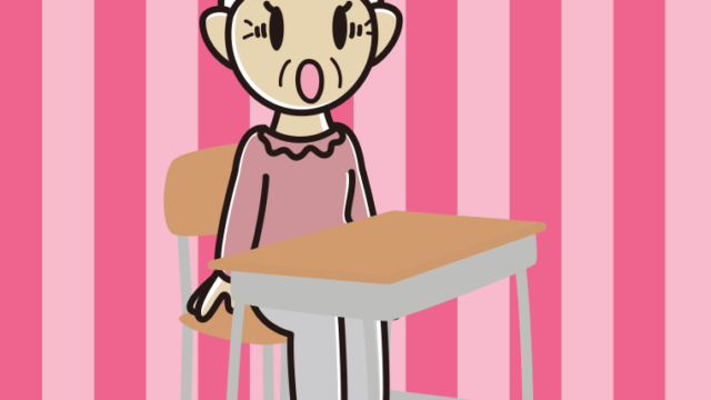 教室の席で驚くおばあさんのイラスト【色、背景あり】PNG