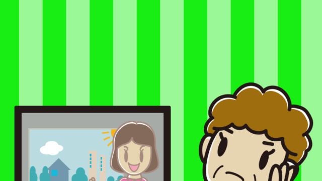 テレビを見て考えるおばさんのイラスト【色、背景あり】PNG