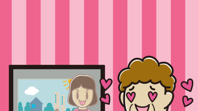 テレビを見て目がハートになるおばさんのイラスト【色、背景あり】PNG