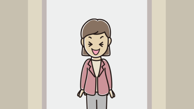 エレベーターで笑う女性会社員（カジュアル）