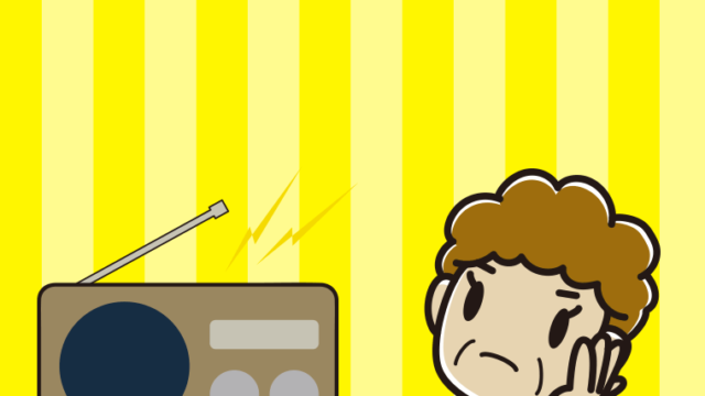 ラジオを聴いて考えるおばさんのイラスト【色、背景あり】PNG