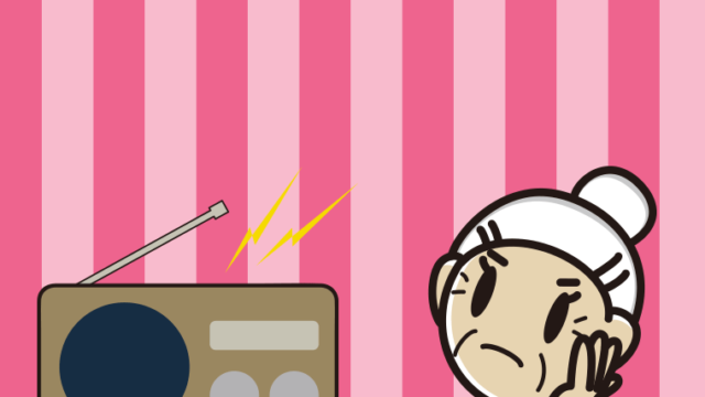 ラジオを聴いて考えるおばあさんのイラスト【色、背景あり】PNG