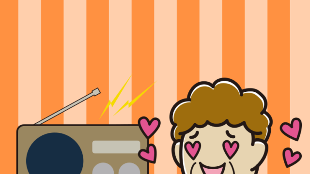 ラジオを聴いて目がハートになるおばさんのイラスト【色、背景あり】PNG