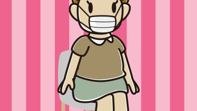 椅子でマスクをするおばさんのイラスト【色、背景あり】PNG