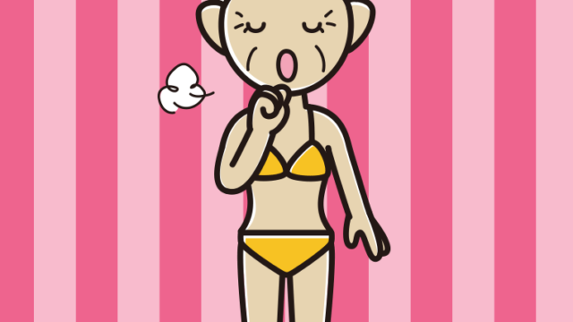 咳払いする水着のおばあさんのイラスト【色、背景あり】PNG