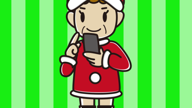 スマホを使うサンタ姿のおばさんのイラスト【色、背景あり】PNG