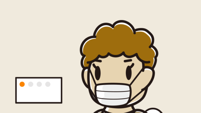 マスクをしてトイレに入るおばさんのイラスト【色、背景あり】PNG