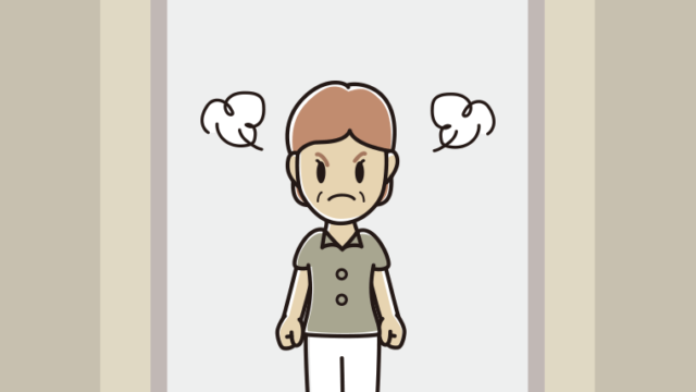 エレベーターで怒る年配女性会社員（クールビズ）のイラスト【色、背景あり】PNG