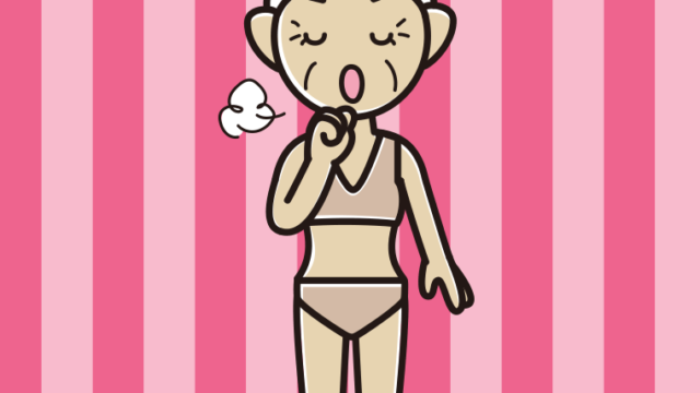 咳払いする下着姿のおばあさんのイラスト【色、背景あり】PNG