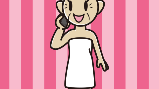 スマホで電話するバスタオル姿のおばあさんのイラスト【色、背景あり】PNG