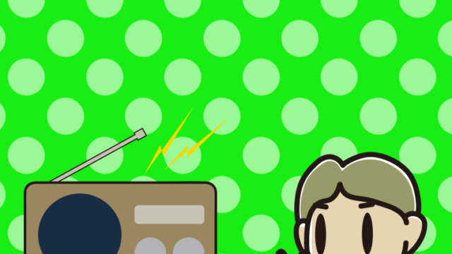 ラジオにピースをする小学生男子のイラスト【色、背景あり】PNG