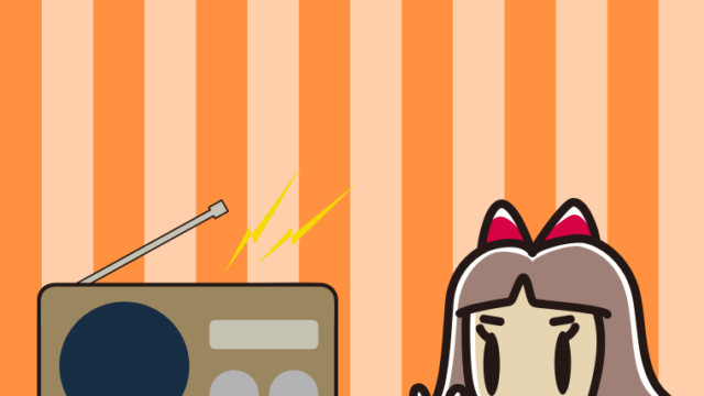 ラジオにピースをする小学生女子のイラスト【色、背景あり】PNG