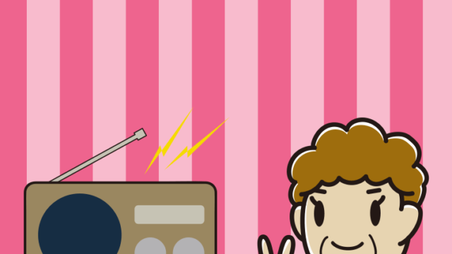 ラジオにピースをするおばさんのイラスト【色、背景あり】PNG