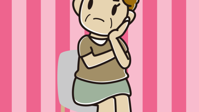 椅子で考えるおばさんのイラスト【色、背景あり】PNG