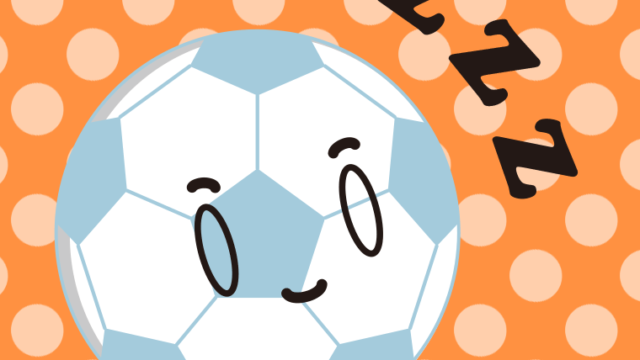 眠るサッカーボールちゃんのイラスト【色、背景あり】PNG