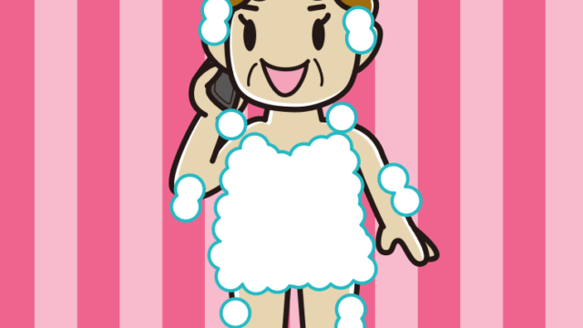 スマホで電話する泡だらけのおばさんのイラスト【色、背景あり】PNG