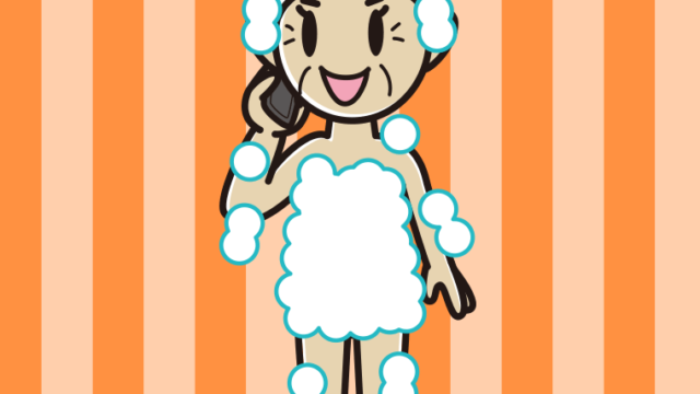 スマホで電話する泡だらけのおばあさんのイラスト【色、背景あり】PNG