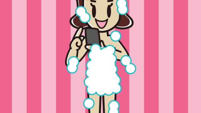 スマホを使う泡だらけの女子高校生のイラスト【色、背景あり】PNG