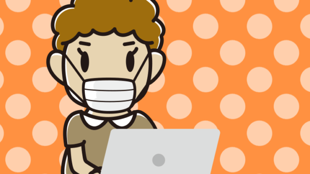マスクをしてパソコンを使うおばさんのイラスト【色、背景あり】PNG