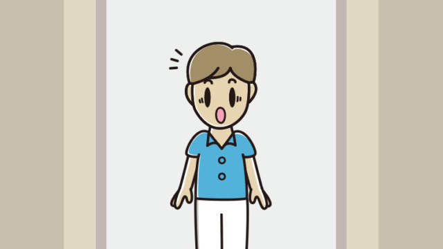 エレベーターで驚く男性会社員（クールビズ）