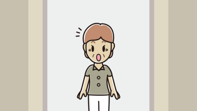 エレベーターで驚く年配女性会社員（クールビズ）のイラスト【色、背景あり】PNG