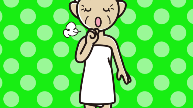 咳払いするバスタオル姿のおばあさんのイラスト【色、背景あり】PNG