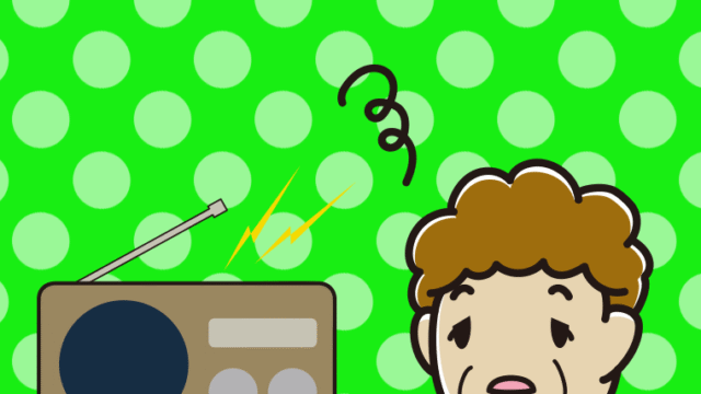 ぼーっとラジオを聴くおばさんのイラスト【色、背景あり】PNG