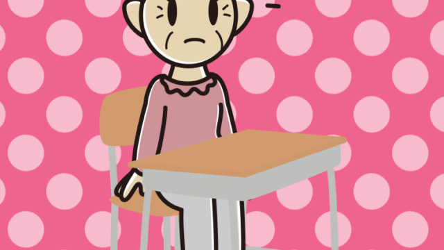 教室の席で何かに気付くおばあさんのイラスト【色、背景あり】PNG