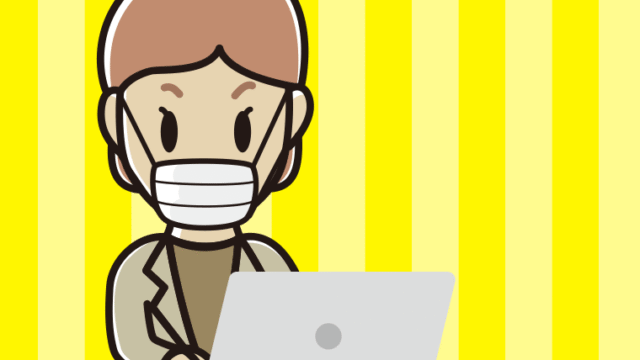 マスクをしてパソコンを使う年配女性会社員（カジュアル）のイラスト【色、背景あり】PNG