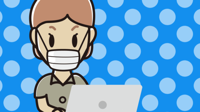 マスクをしてパソコンを使う年配女性会社員（クールビズ）のイラスト【色、背景あり】PNG