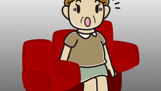 映画館（劇場）で驚くおばさんのイラスト【色、背景あり】PNG