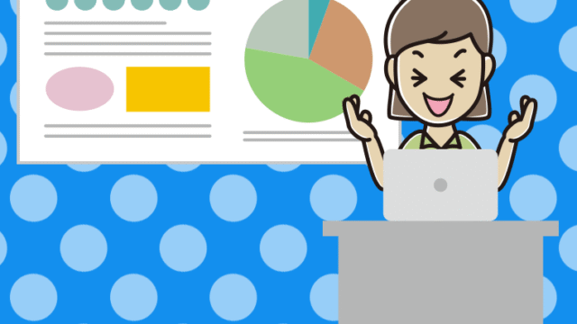 プレゼンで笑う女性会社員（クールビズ）のイラスト【色、背景あり】PNG