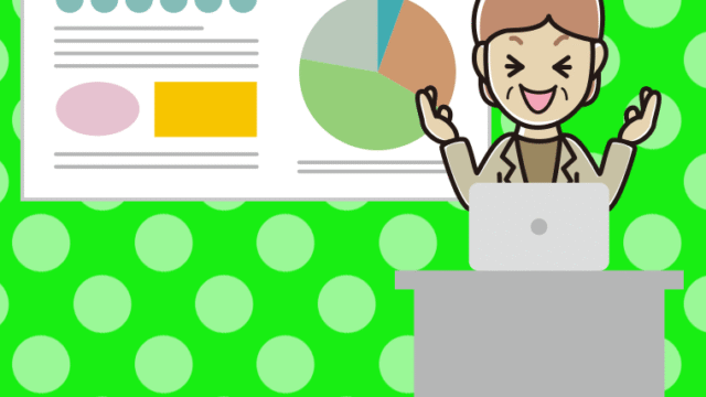 プレゼンで笑う年配女性会社員（カジュアル）のイラスト【色、背景あり】PNG