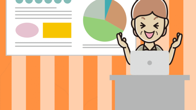 プレゼンで笑う年配女性会社員（クールビズ）のイラスト【色、背景あり】PNG